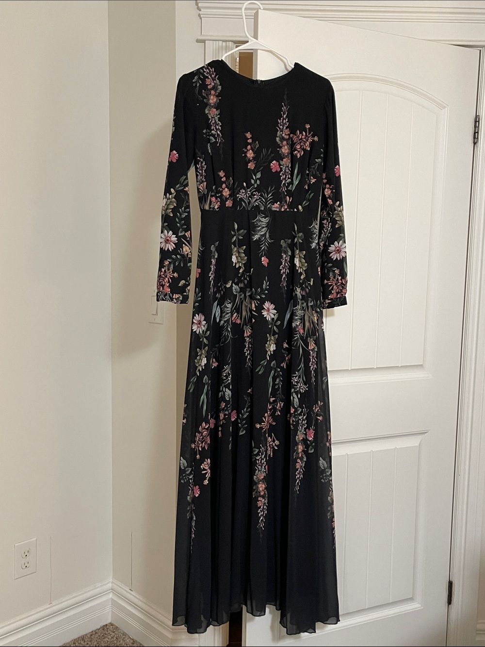 Elegant Black Floral Long-Sleeve Maxi Dress
